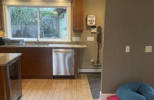 Ambleside House | Great beach house 10 minutes by car or bus to Downtown Vancouver & Stanley Park.