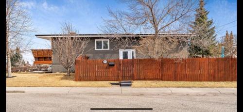 Calgary House | Grie hunting quite room!