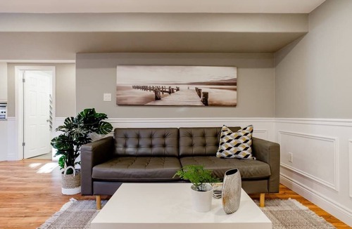 Grimsby Apartment | Grimsby Lakeview Suite l 2 Min Walk to Lake Ontario l King Bed l Great Value