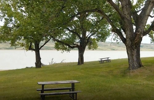 Division No. 3 Cabin | Group Cabin Lodge Surrounded by Nature with Beautiful Hiking Trails and Views in Alberta