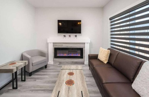 Lynnwood Ridge House | Group Stay, Sleeps 16! 6BR Full Duplex w AC, 2 Kitchens! FREE Banff Pass