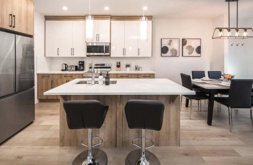 Lynnwood Ridge House | Group Stay, Sleeps 16! 6BR Full Duplex w AC, 2 Kitchens! FREE Banff Pass