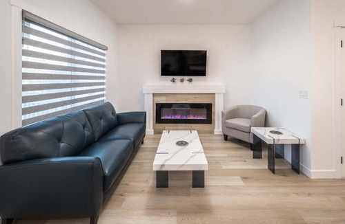 Lynnwood Ridge House | Group Stay, Sleeps 16! 6BR Full Duplex w AC, 2 Kitchens! FREE Banff Pass