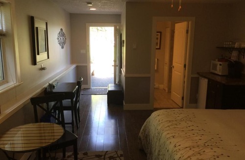 Brentwood Bay House | Guest Suites on Benvenuto