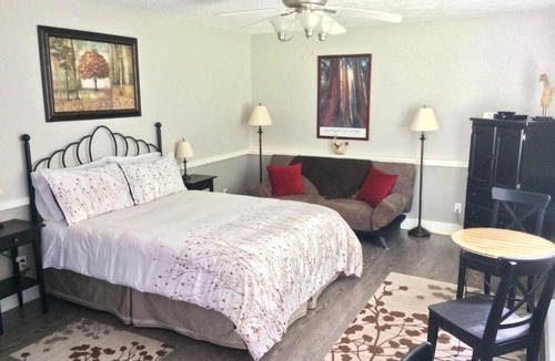 Brentwood Bay House | Guest Suites on Benvenuto