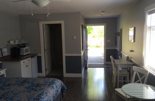 Brentwood Bay House | Guest Suites on Benvenuto