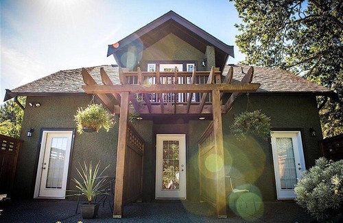 Brentwood Bay House | Guest suites on Benvenuto