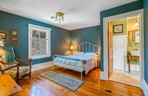 Old Town Historic District House | Guestroom 1842 - Hot Tub Historic Home Steps to Everything NOTL