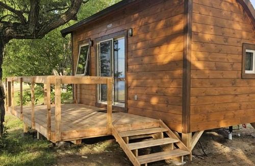 Mashteuiatsh Hotel | Hébergement Plage Robertson - Pods au bord du lac