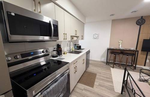 Southwest Edmonton House | Haverim’s Cozy and Neat Basement in Keswick