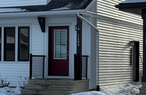 Southwest Edmonton House | Haverim’s Cozy and Neat Basement in Keswick