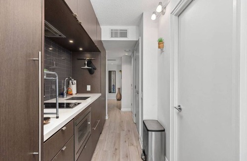 Bloor-Yorkville Apartment | Heart of Yorkville – Walk to UofT, ROM & Bloor St
