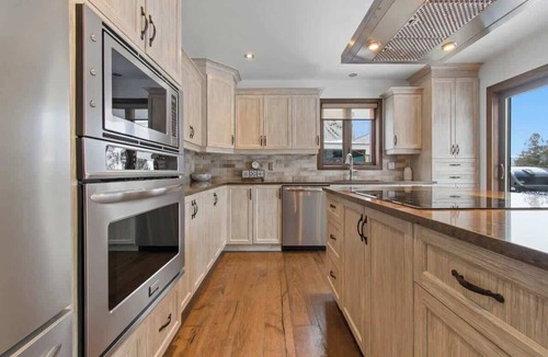 Notre-Dame-de-la-Salette Ski Chalet | Heated Pool*Hot tub*Golf - Family Cottage on Lac de l'Argile