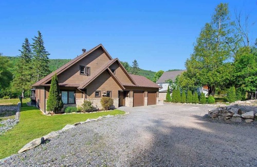Notre-Dame-de-la-Salette Ski Chalet | Heated Pool*Hot tub*Golf - Family Cottage on Lac de l'Argile