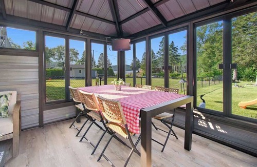 Notre-Dame-de-la-Salette Ski Chalet | Heated Pool*Hot tub*Golf - Family Cottage on Lac de l'Argile