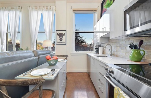 Downtown Victoria Condo | Heritage STR Condo | Walk Everywhere