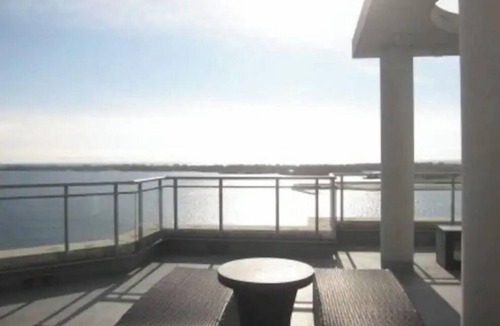 Central Waterfront Apartment | Hidden lakeview oasis downtown