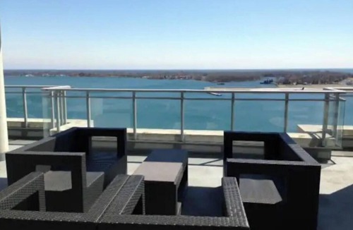 Central Waterfront Apartment | Hidden lakeview oasis downtown