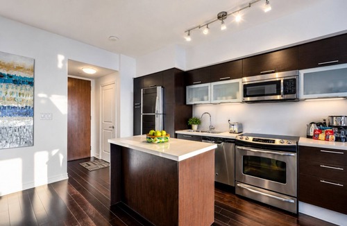 Bay Street Corridor Condo | High-Floor 2BR Suite Balcony & Skyline Views | Walk to SickKids, UHN, TMU, Eaton
