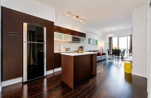 Bay Street Corridor Condo | High-Floor 2BR Suite Balcony & Skyline Views | Walk to SickKids, UHN, TMU, Eaton