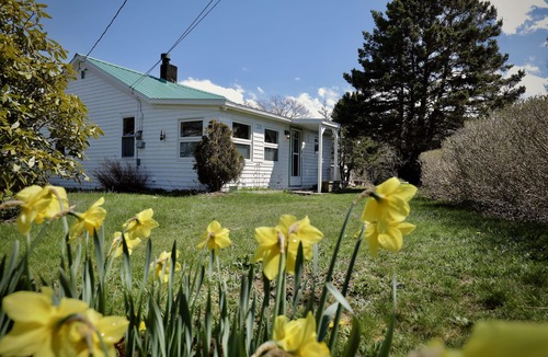 Ketch Harbour Cottage | Hill House is a seaside cottage, 25 min from downtown Halifax. Fully Winterized