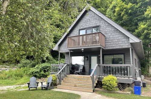Port Stanley Cottage | Hillside Hideaway in the Heart of Port Stanley