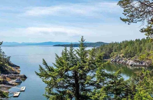 Halfmoon Bay House | Hilltop private perch in Halfmoon Bay. 45 minutes from the Langdale Ferry
