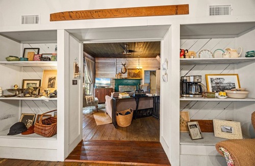 Granbury Cottage | Historic 1890s Cottage: Walk to historic square, beach, & hiking trail!
