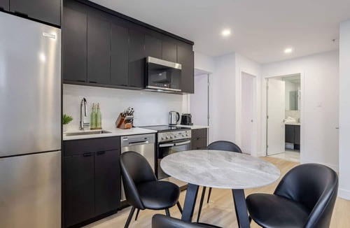Shaughnessy Village Apartment | Historic Hideaway – Bright Apartment in Old Montreal