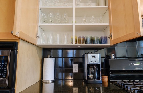 Inglewood House | Historic Inglewood- Modern 3BR, Garage & Patio-Walking distance to Stampede