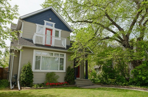Inglewood House | Historic Inglewood- Modern 3BR, Garage & Patio-Walking distance to Stampede