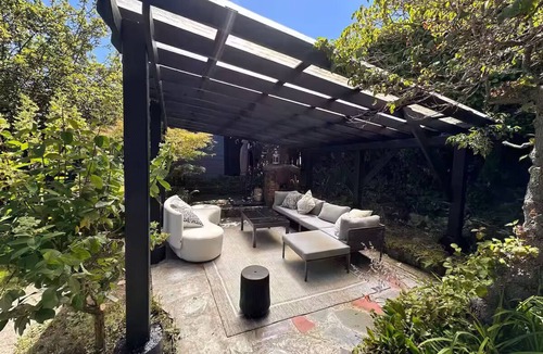 Hastings House | Historic Waterview Home Minutes to Downtown Vancouver & North Shore Mountains