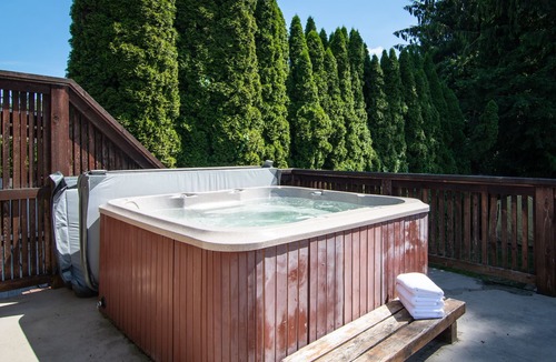 Mission House | HOLIDAY HOUSE 4 bedroom w/hot tub, 2 kitchens and huge backyard