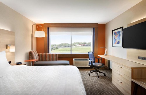 Calgary Hotel | Holiday Inn Express & Suites - Calgary Airport Trail NE by IHG