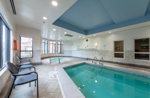 Richmond Hotel | Holiday Inn Express & Suites Riverport Richmond by IHG