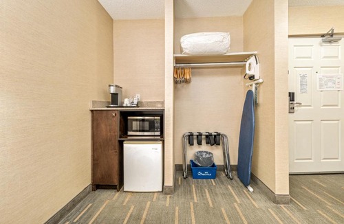 South Lethbridge Hotel | Holiday Inn Lethbridge by IHG