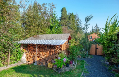 Regional District of Nanaimo House | Hollies Hideaway