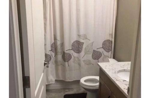 Evanston House | Home away from Home. Private Parking+2 Bathrooms