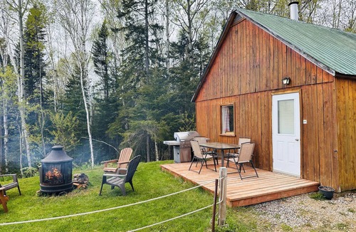 La Malbaie Cabin | Horse shelter. Located on a ranch with a view of the horses. Pets allowed.