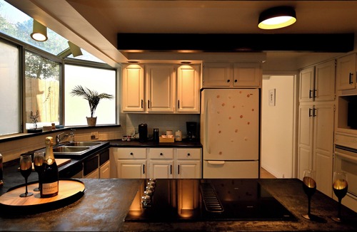 Upper Lonsdale House | Hot-Tub & Cold Plunge-Ocean & Mtn View Bright 2-BR