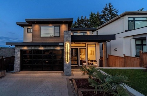 Delta House | Hot tub, Golfing, beaches, shopping, ferries. Beautiful 2 bdrm guest suite.