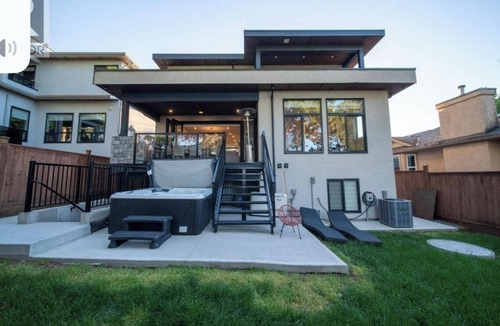 Delta House | Hot tub, Golfing, beaches, shopping, ferries. Beautiful 2 bdrm guest suite.