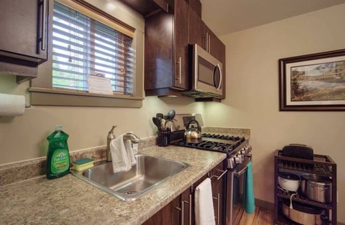 Port Renfrew Cottage | Hot Tub - Pet Friendly - Cozy Escape with Fire Pit