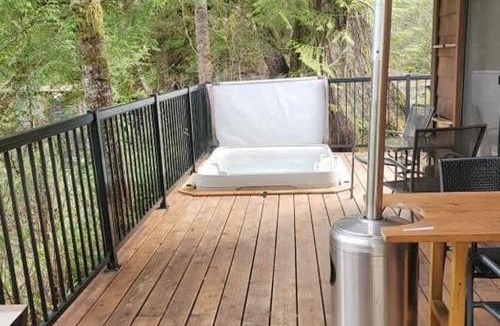 Port Renfrew House | Hot Tub - Pet Friendly - Cozy Escape with Fire Pit
