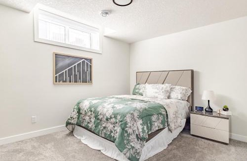 Calgary Apartment | Hotchlair Private Suite with Kitchen, Dining & Cozy Living Area