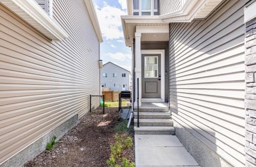 Calgary Apartment | Hotchlair Private Suite with Kitchen, Dining & Cozy Living Area