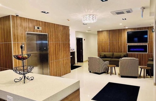 Northeast Mississauga Apartment | Hotel Chandni Victoria - King Room