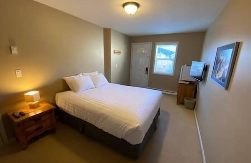 Fernie Apartment | Hotel Style Suite/New Mattress/Private