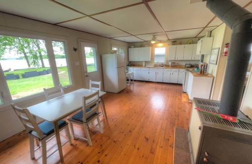 Portland Villa | Hoverland Cottage | Large Waterfront Retreat on the Rideau