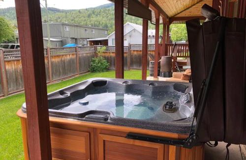 East Kootenay Ski Chalet | Huckleberry Lodge by Fernie Central Reservations